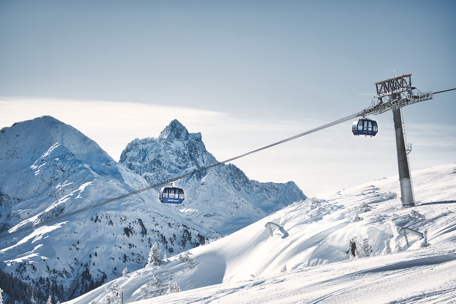 Gondelbahn im Skigebiet Arlberg mit Blick auf verschneite Gipfel