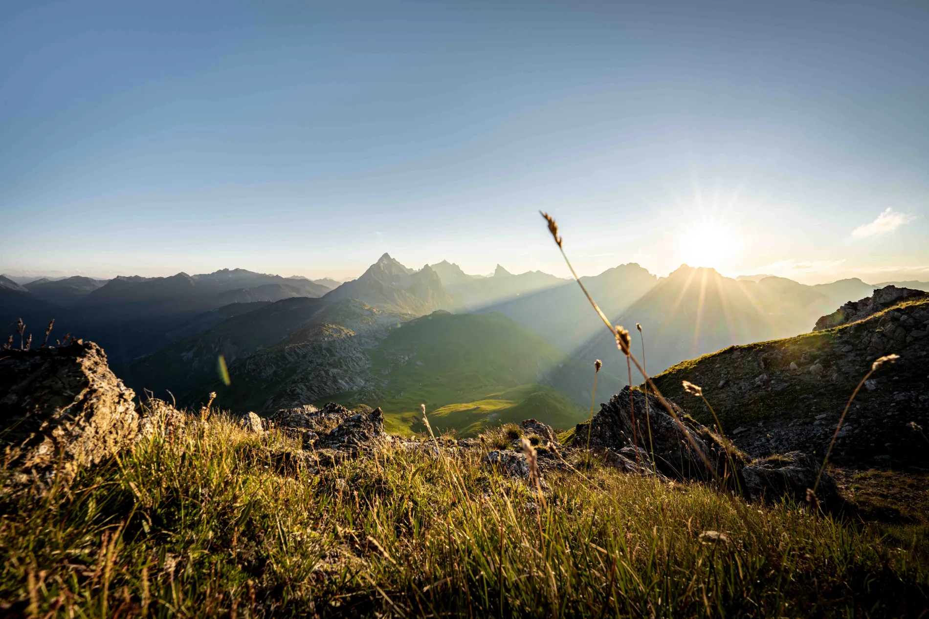 Sonnenuntergang über den Arlberger Bergen – Sommerurlaub St. Anton am Arlberg