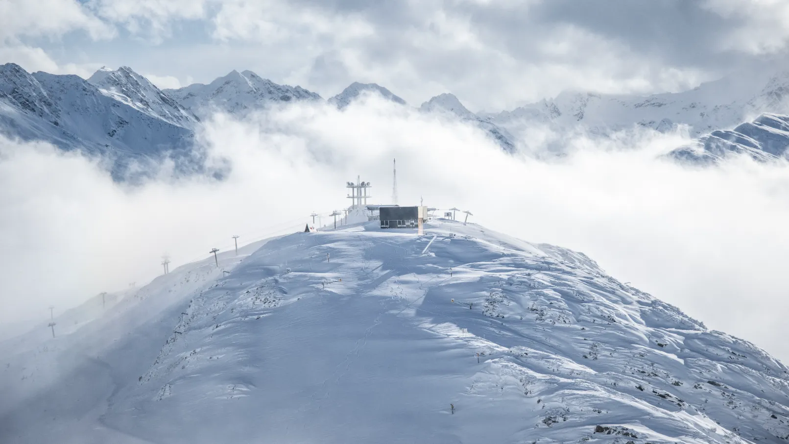 Gondelbahn über dem Wolkenmeer im Skigebiet Arlberg St. Anton