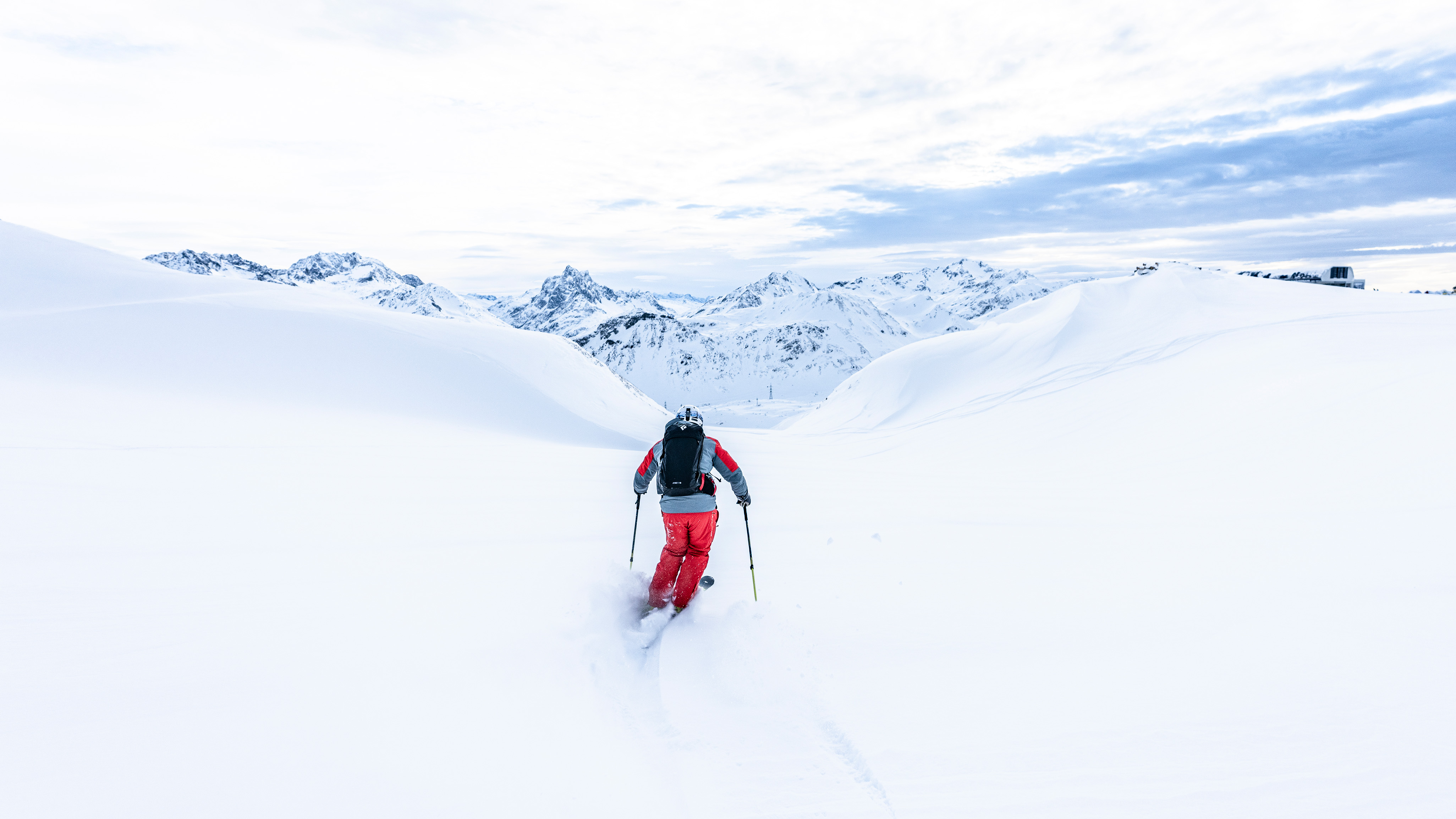 Skifahrer auf einer weiten Piste im Skigebiet Arlberg St. Anton am Arlberg