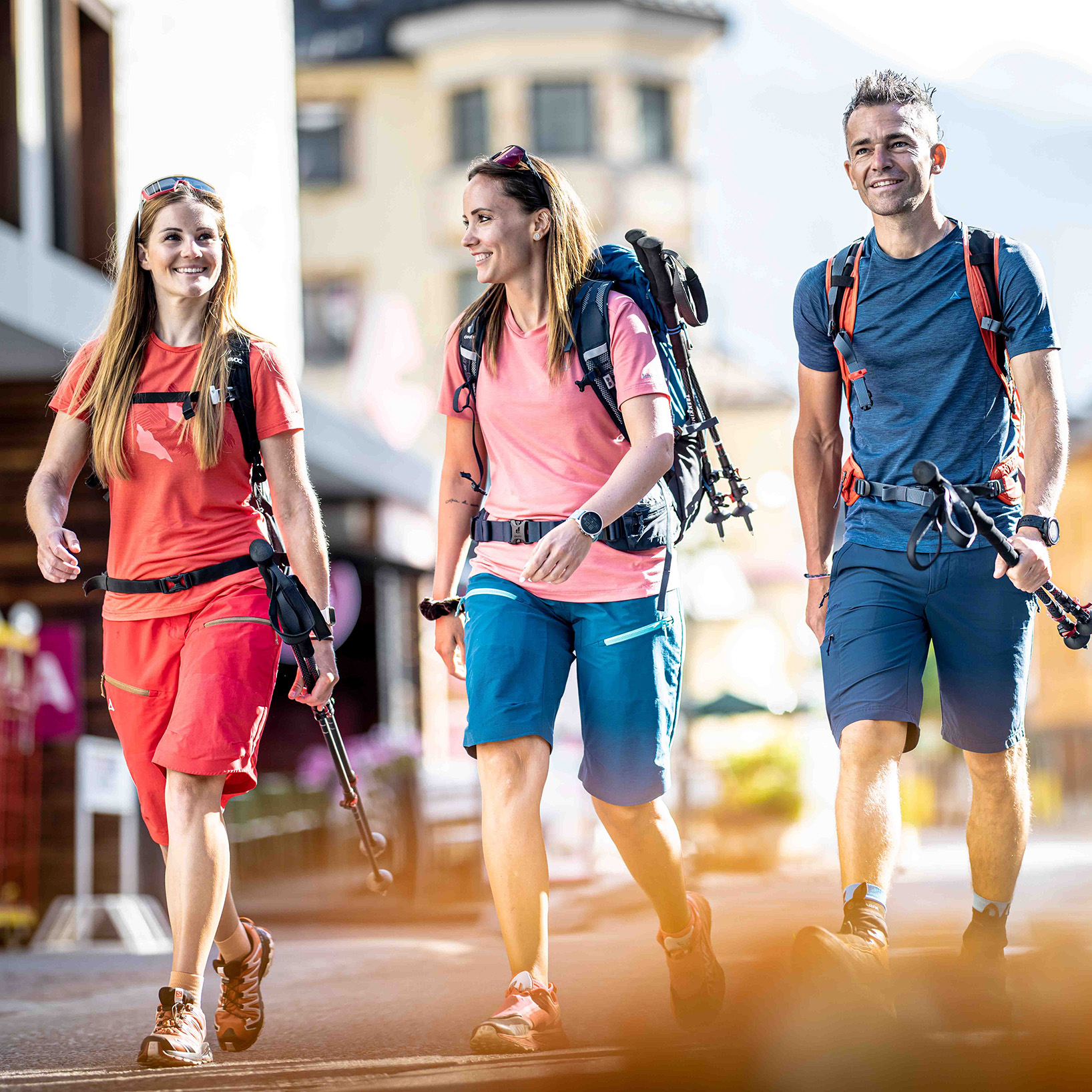 Wandergruppe spaziert durch das Dorf St. Anton am Arlberg im Sommer