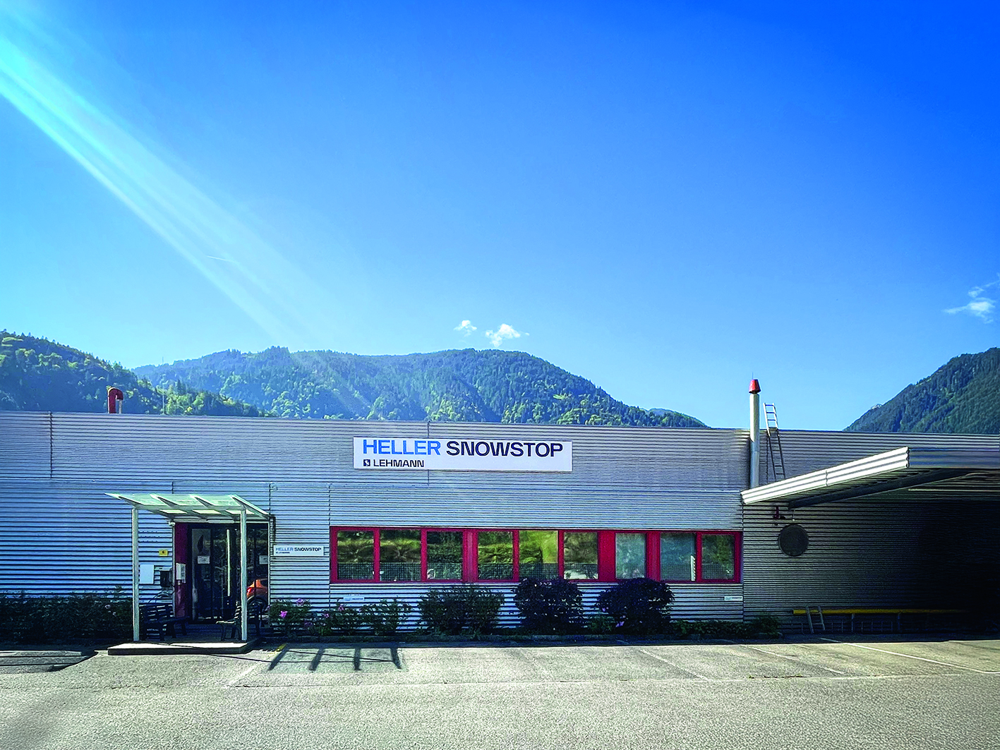 Haus mit Holzwänden und solarbetriebenen Solarpaneelen auf dem roten Dach.