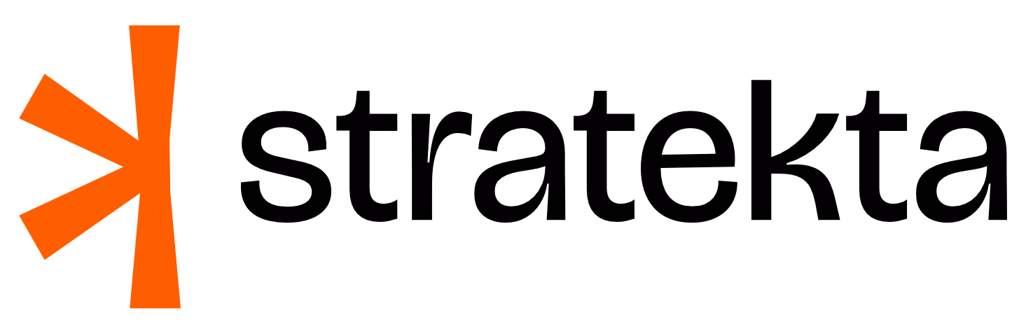 Logotip podjetja Stratekta s stiliziranim oranžnim simbolom ob imenu v črni pisavi.