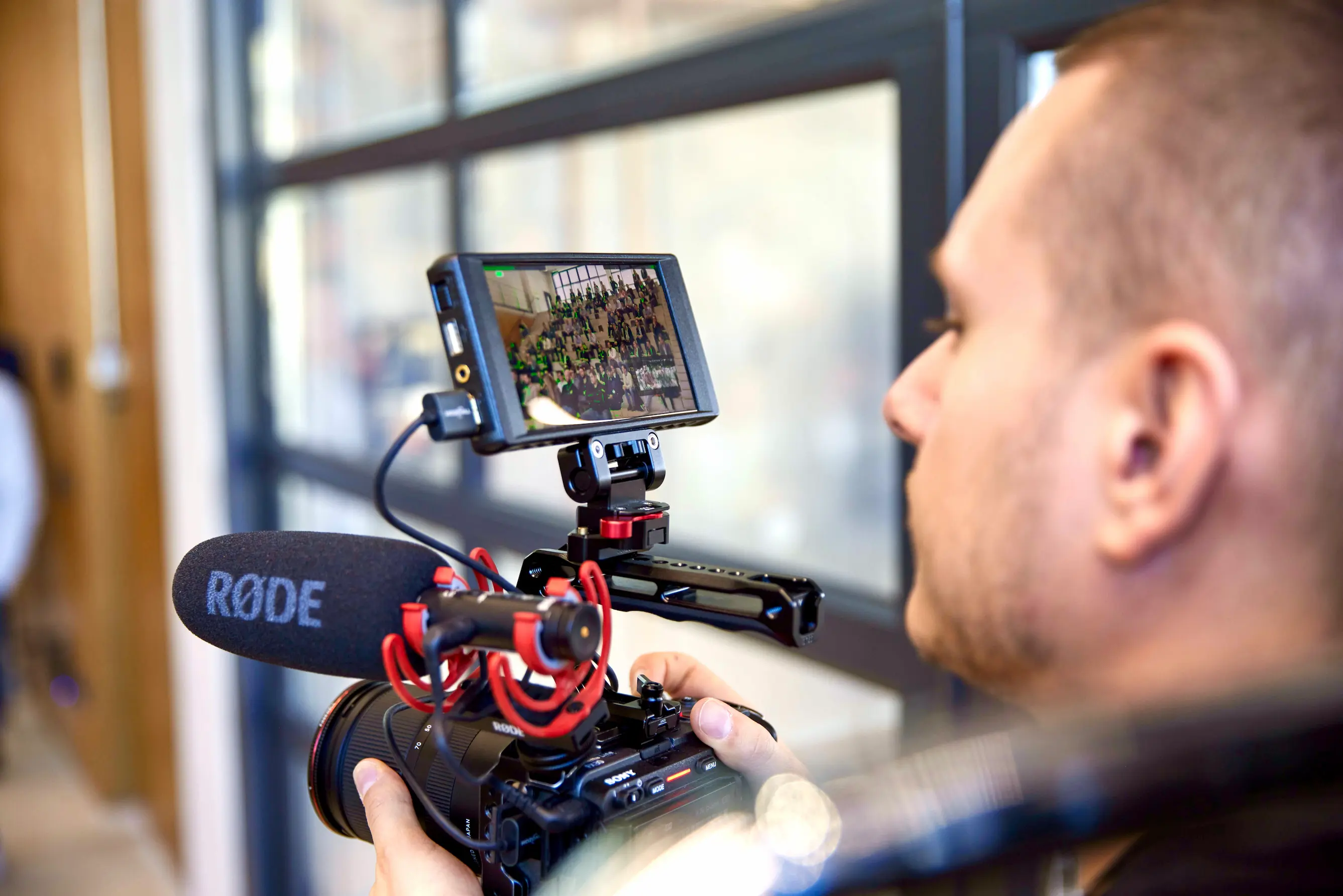 Videograf Marc Herzog bei einem Eventdreh im Munich Urban Colab, München
