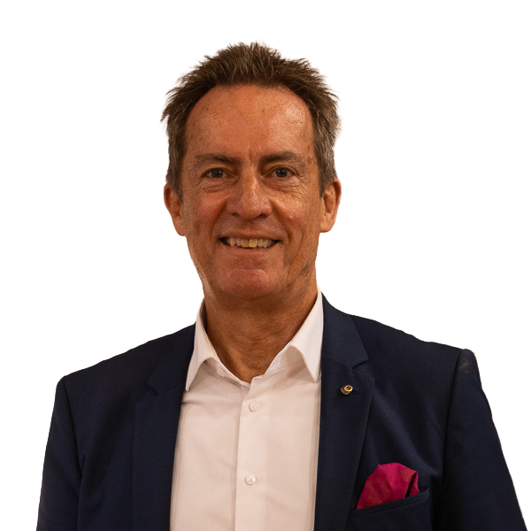 Portrait von Notar Mag. Dr. Markus Mayrhofer. Er blickt freundlich lächelnd in die Kamera, trägt ein weißes Hemd, ein dunkelblaues Sakko mit einer goldenen Anstecknadel am Revers und ein rotes Einstecktuch.