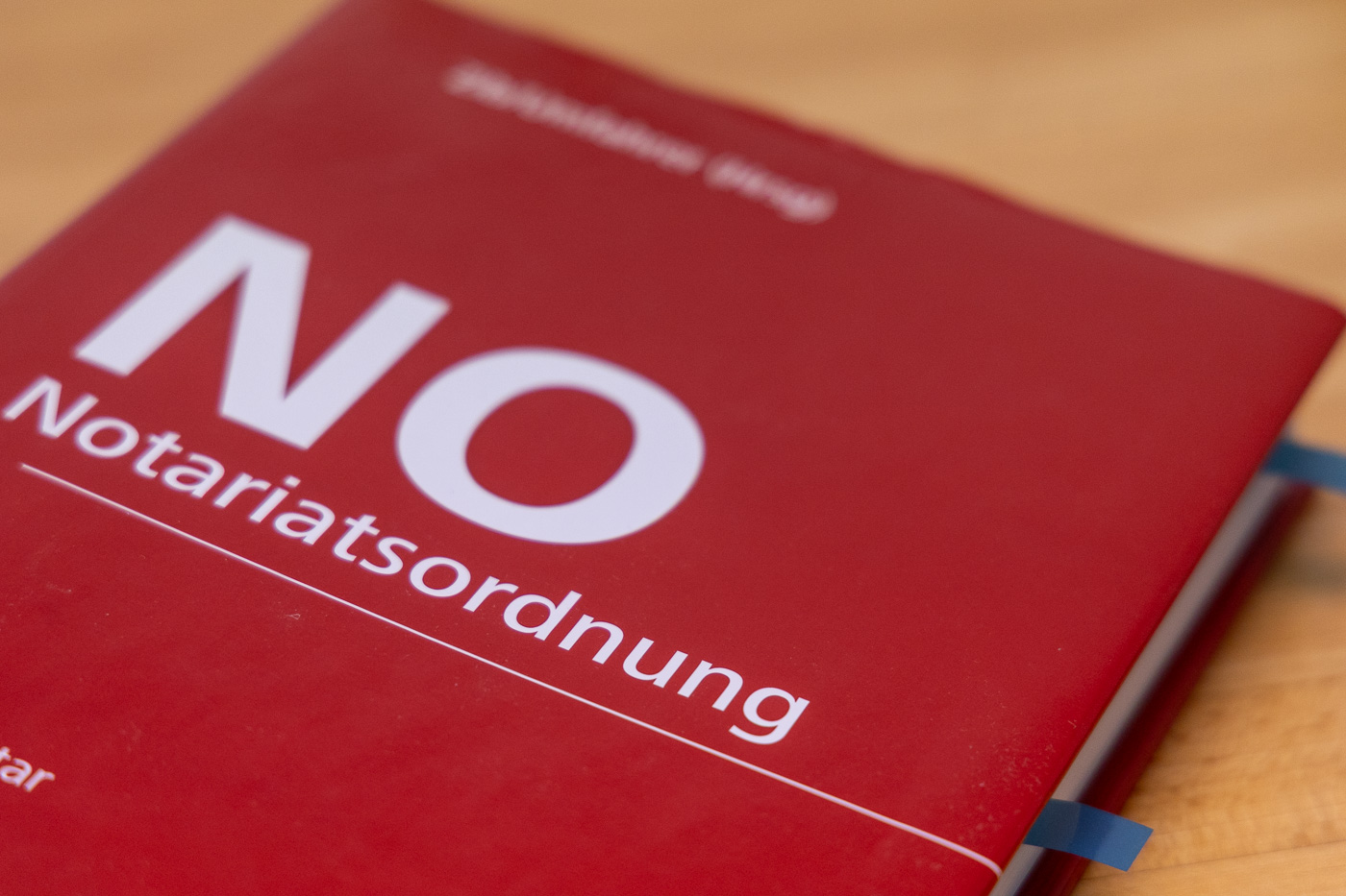 Detailansicht eines juristischen Fachbuchs zur Notariatsordnung in kräftigem Rot