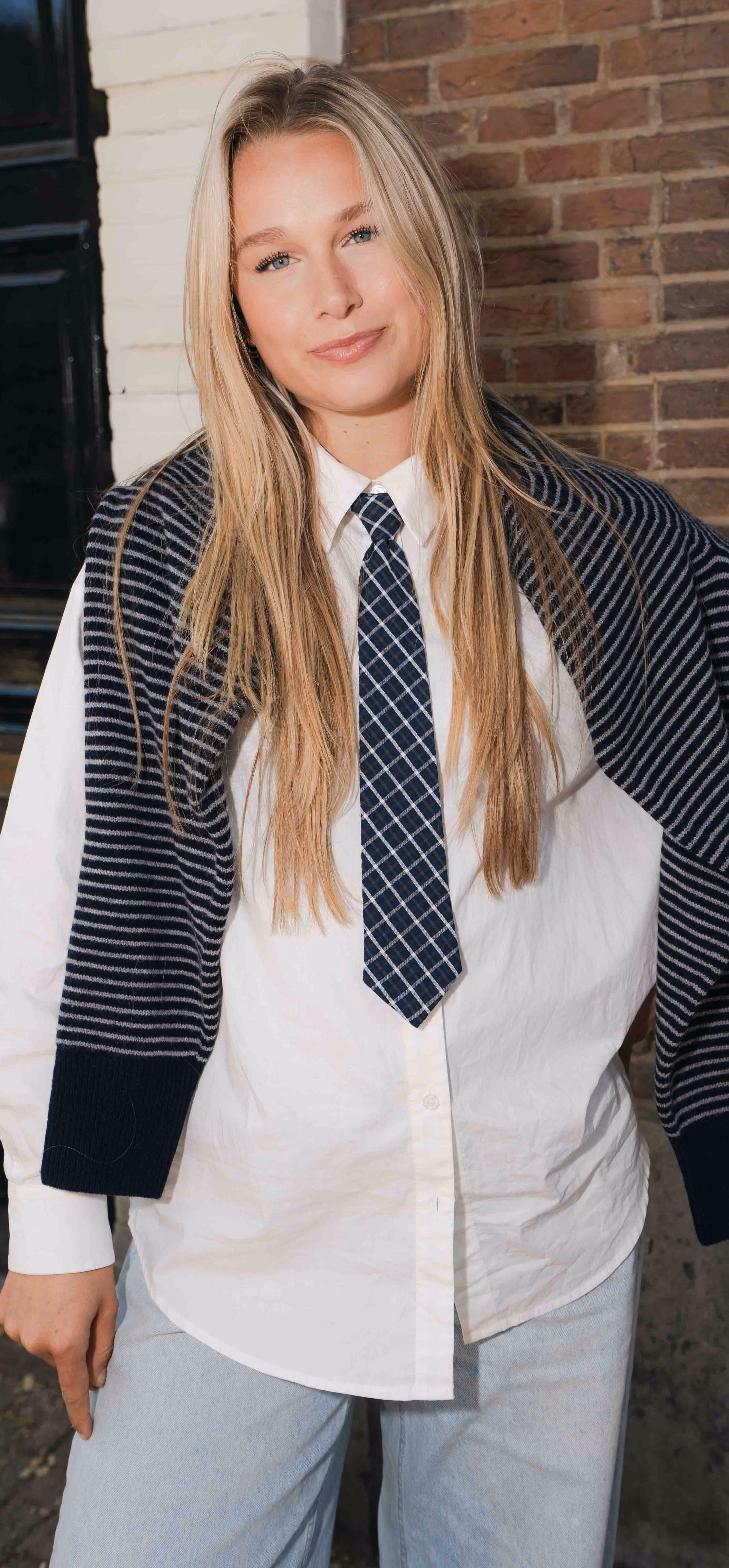 Studente in blouse en trui