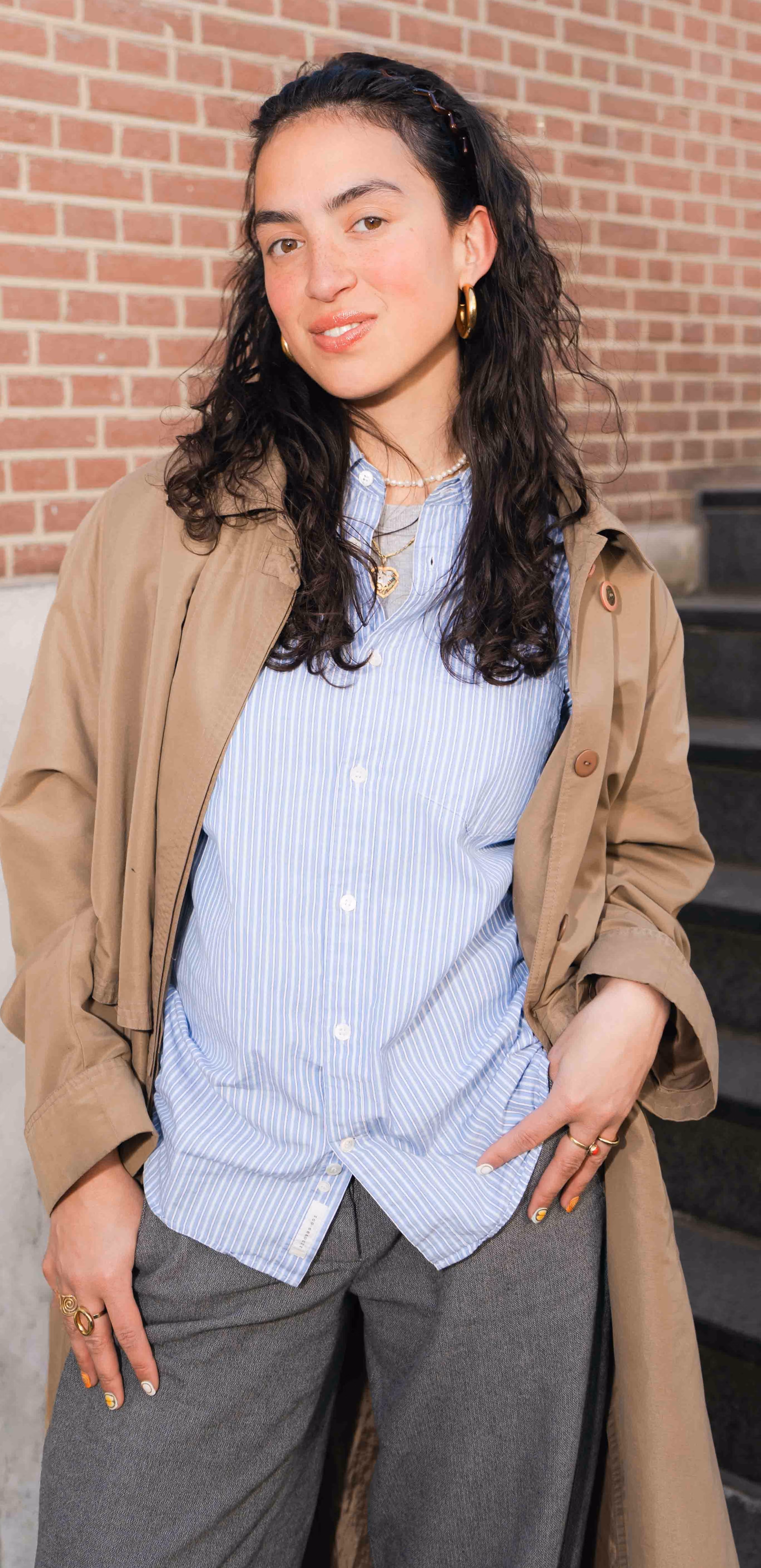 Studente in beige trenchcoat
