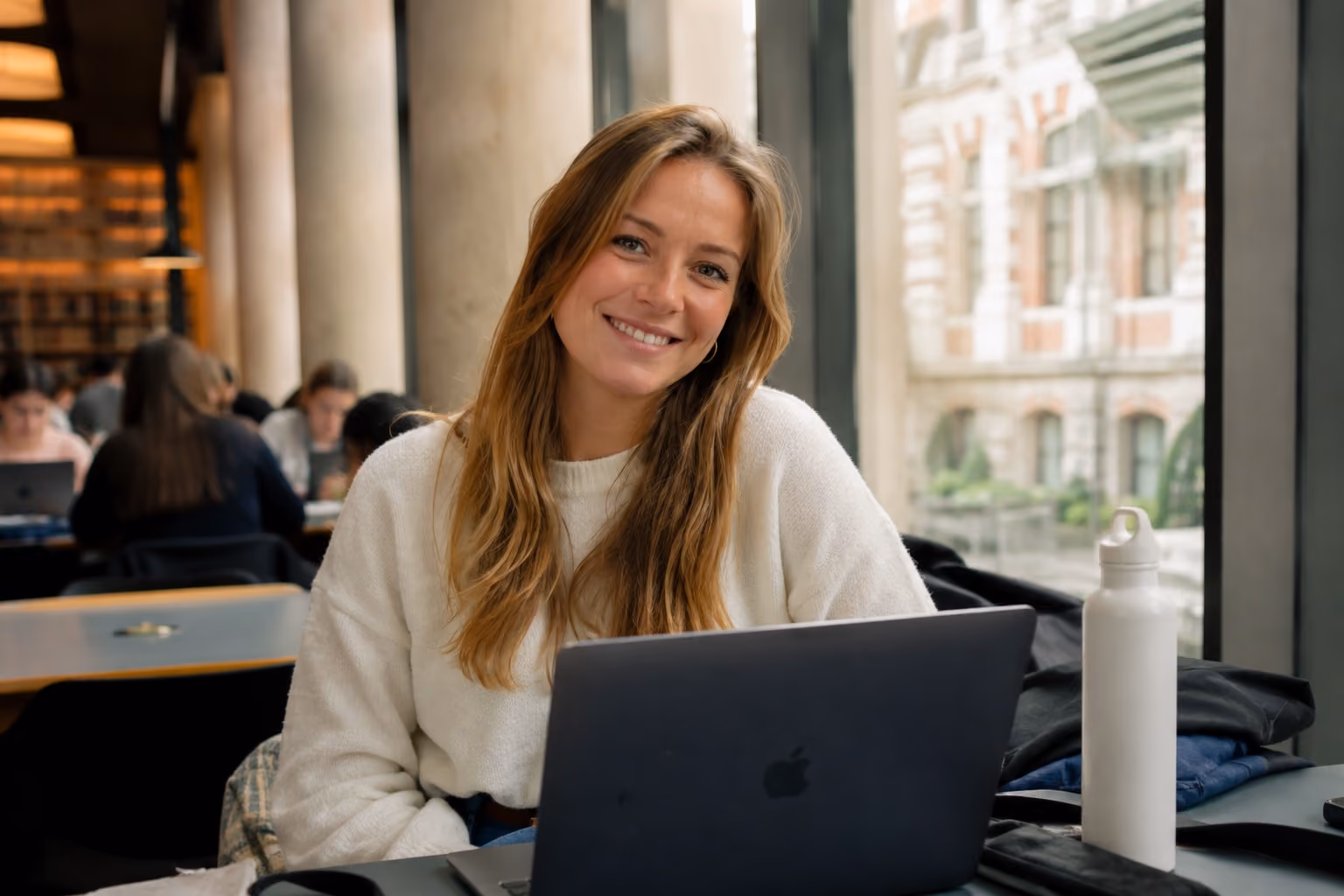 Studente met laptop aan het werk in een café