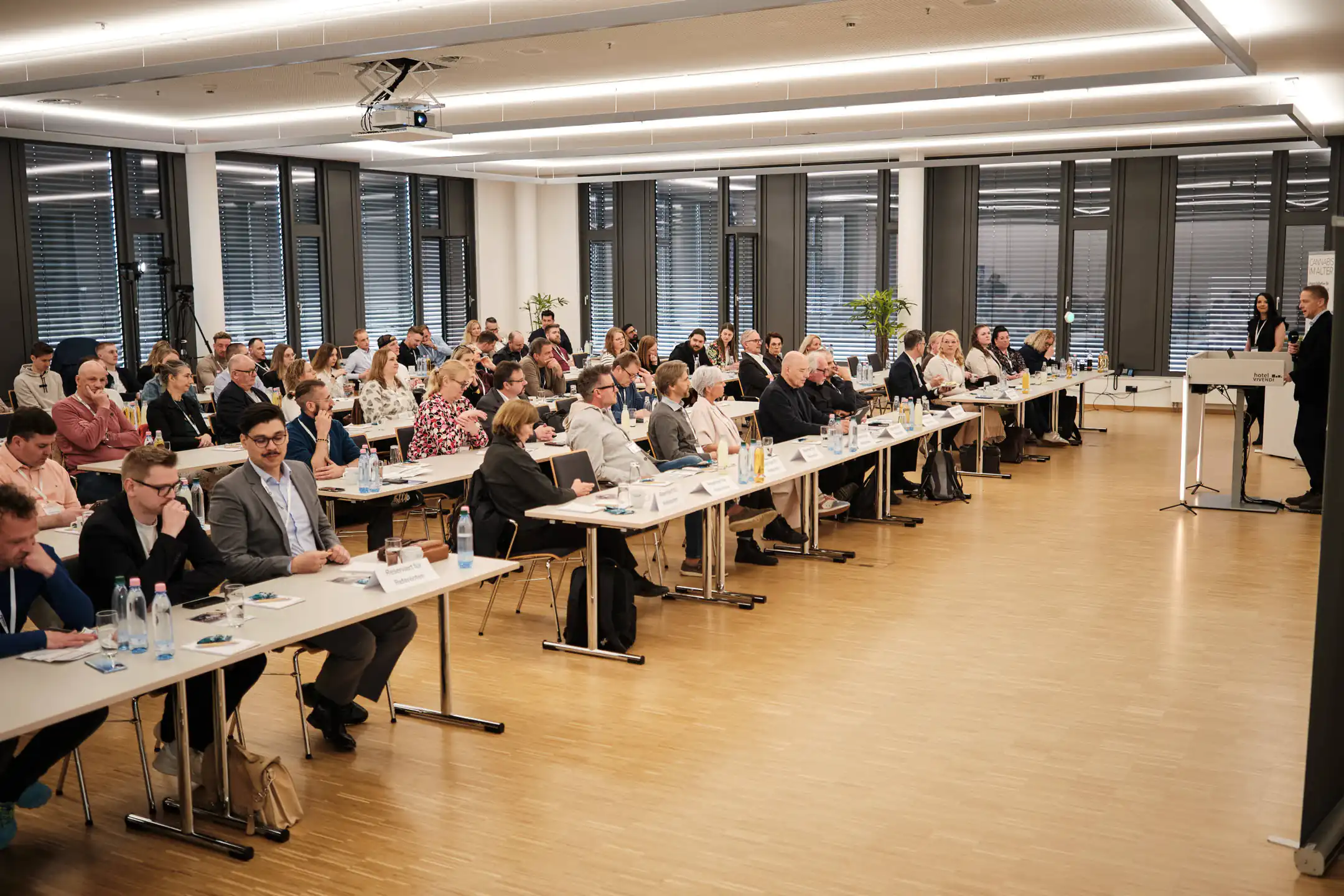 Voller Vortragssaal beim Circle of Experts 2026 in Paderborn: Fachpublikum an langen Tischreihen hört einem Vortrag zu