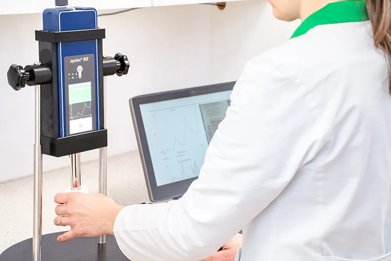 Mitarbeiterin im Labor
