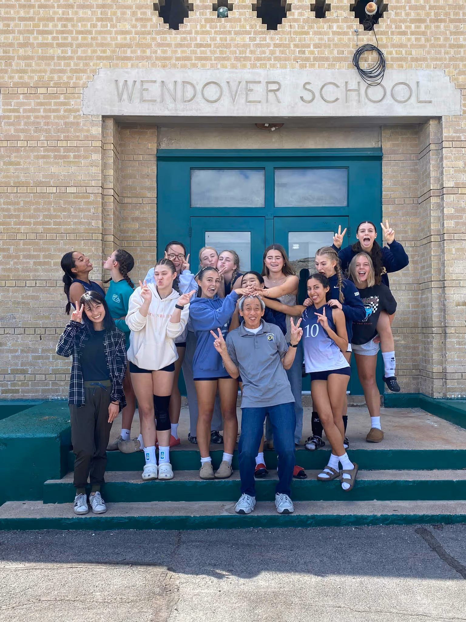 Étudiante française en J1 et ses camarades américaines devant le lycée Wendover School aux États-Unis