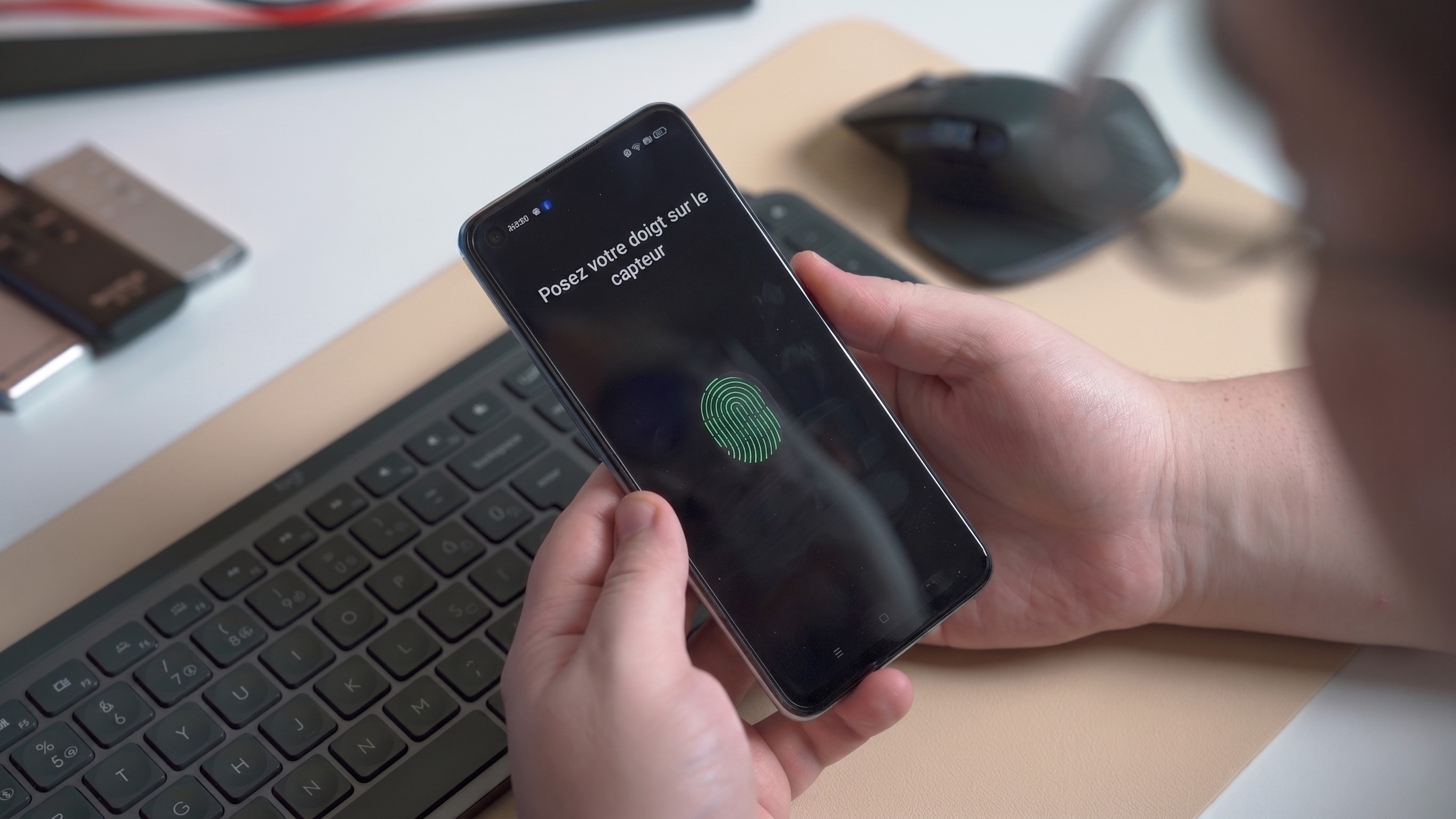 Authentification biométrique sur smartphone illustrant les frictions à l’identification client