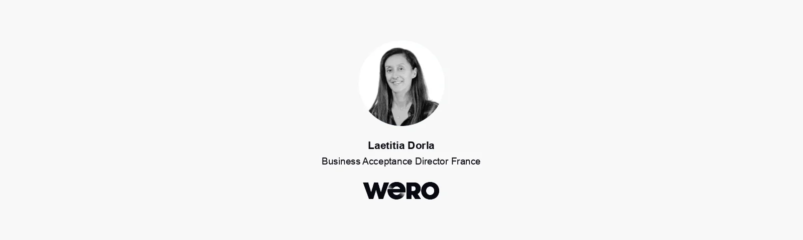 Laetitia Dorla, Directrice Business Acceptance France, aux côtés du logo Wero