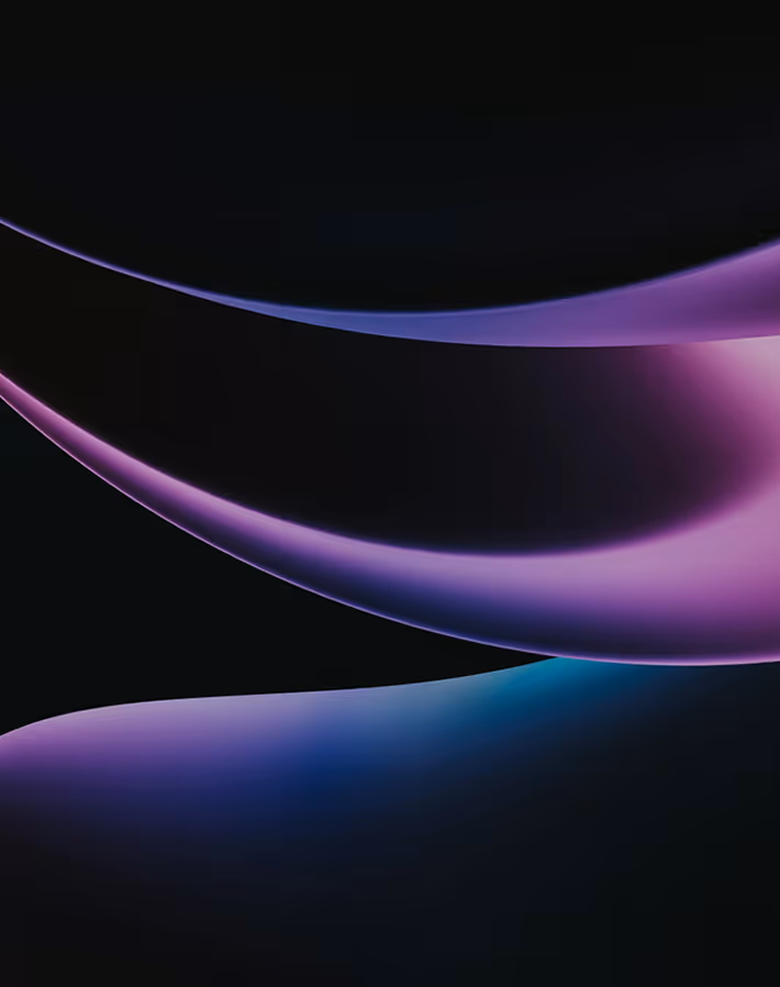 Fond abstrait avec des courbes fluides lumineuses violettes et bleues sur fond noir.