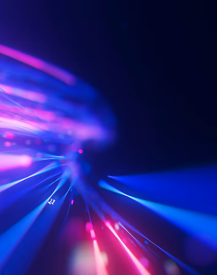 Lignes lumineuses floues de couleur bleue et rose sur fond sombre abstrait.