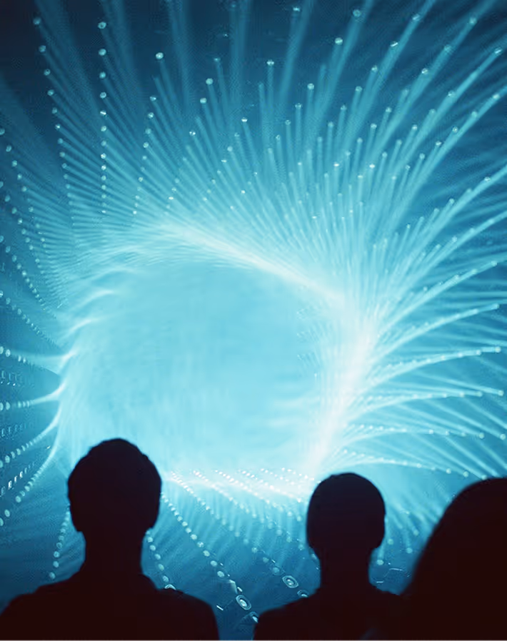 Silhouettes regardant un tunnel lumineux bleu avec des motifs lumineux ondulés.