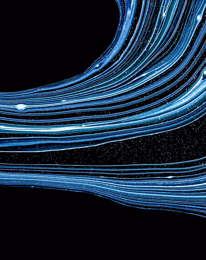 Motif abstrait de lignes bleues ondulantes avec des points lumineux sur fond noir.