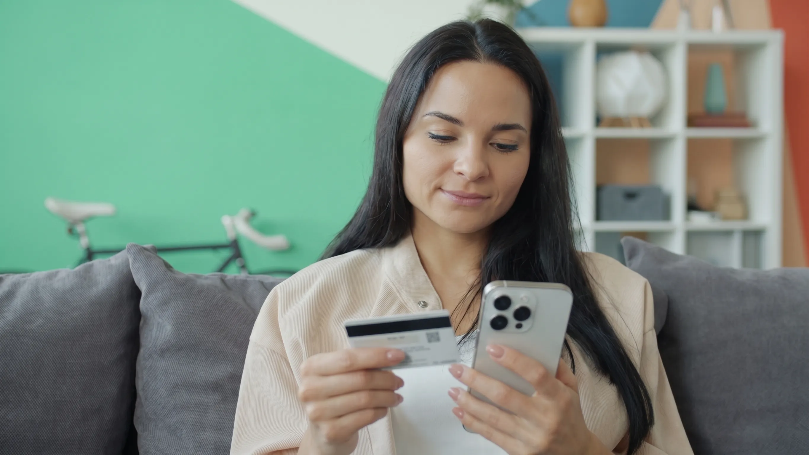 Un téléphone mobile utilisé pour un paiement sans contact avec un terminal de paiement carré.