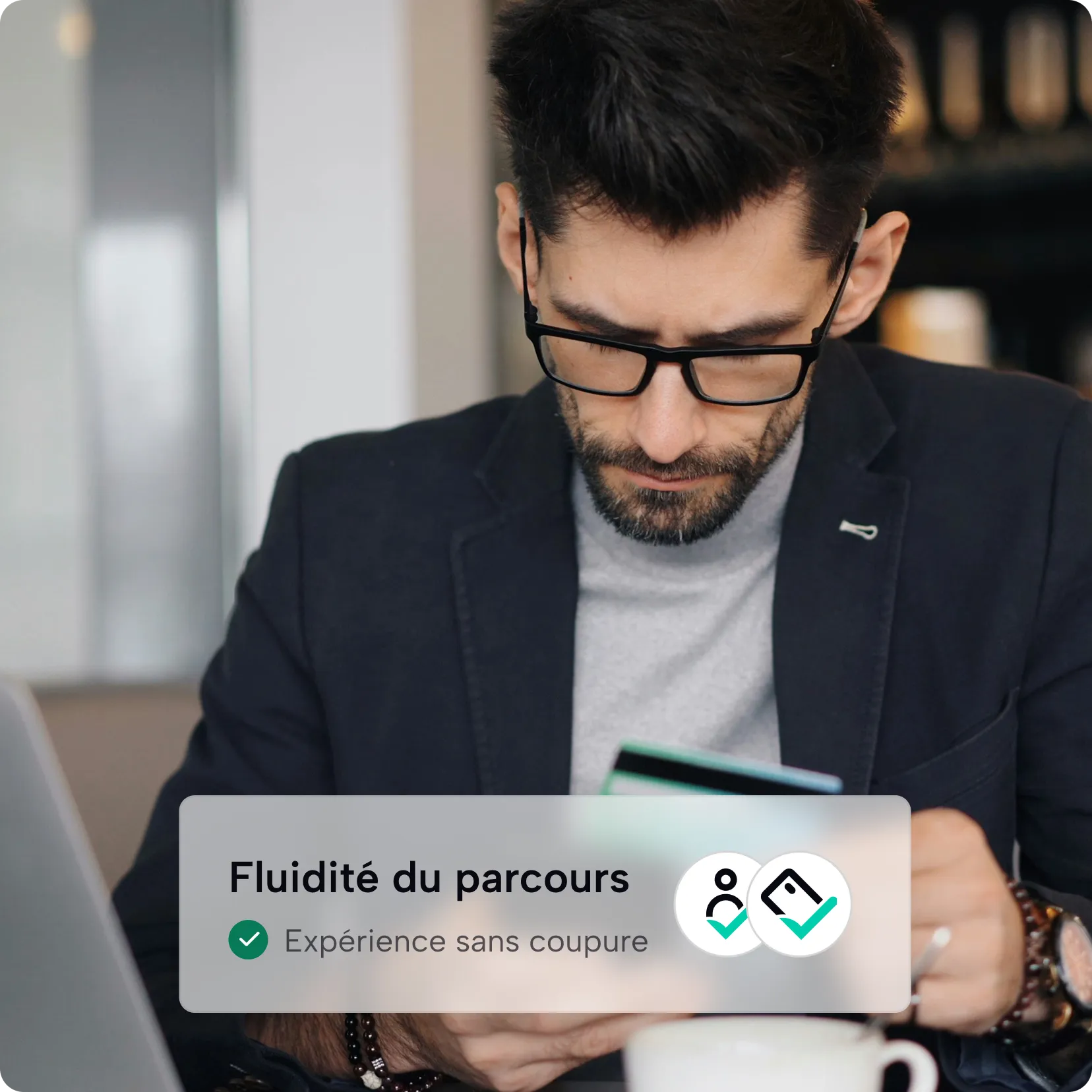 Homme avec lunettes tenant une carte bancaire, illustration Fluidité du parcours expérience sans coupure