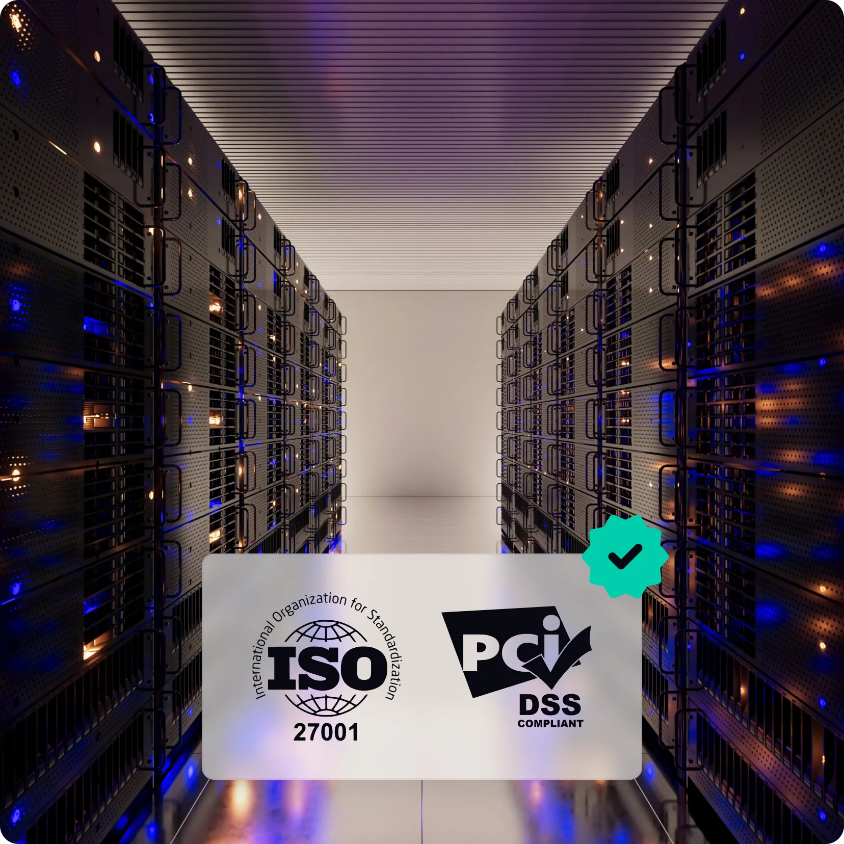 Salle de serveurs informatiques avec logos ISO 27001 et PCI DSS compatibles superposés.
