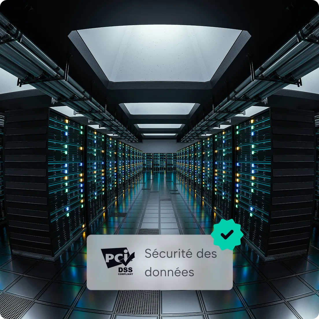 Centre de données avec rangées de serveurs éclairés et symbole de conformité PCI DSS pour sécurité des données