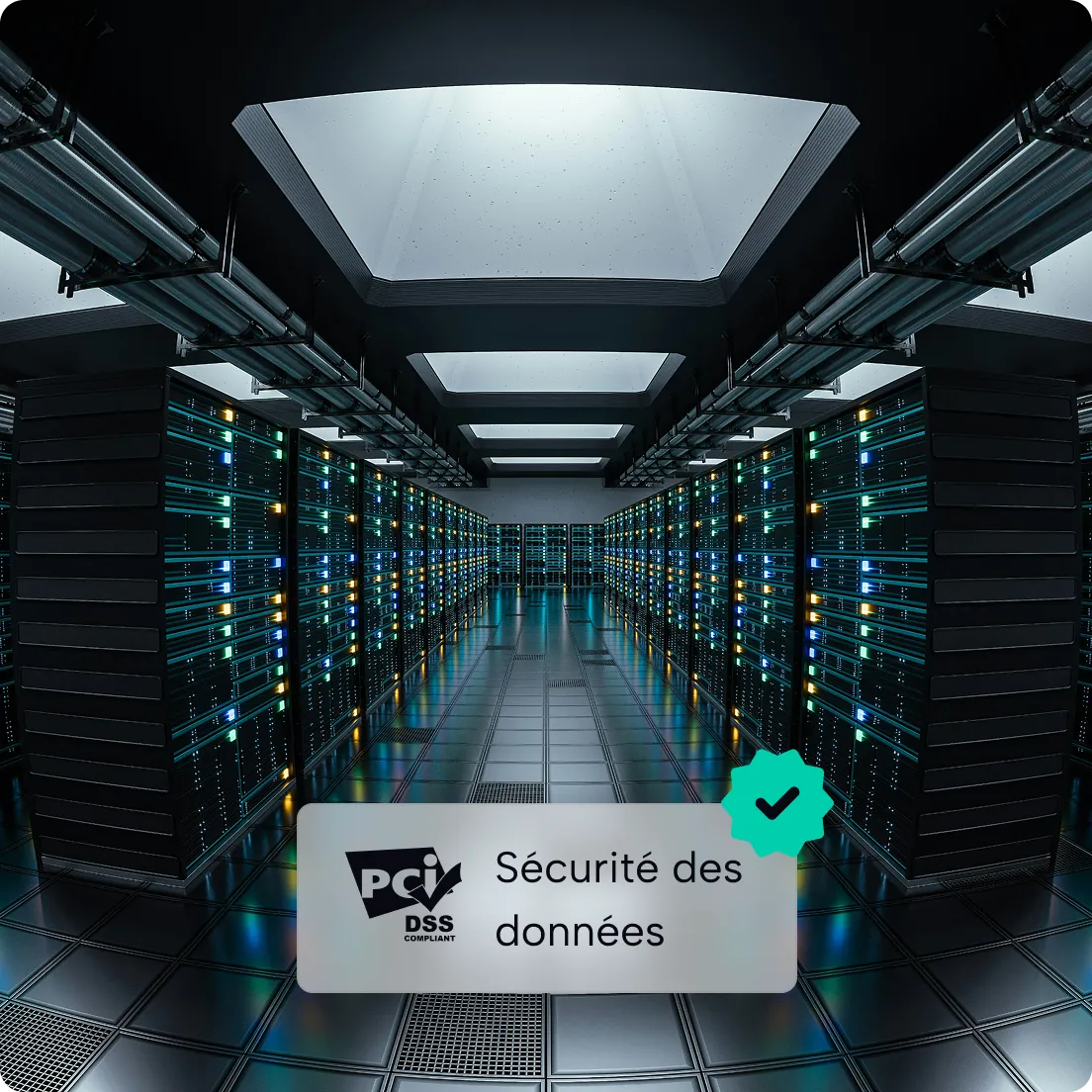 Salle de serveurs avec rangées d'équipements informatiques et icône de sécurité des données PCI DSS.