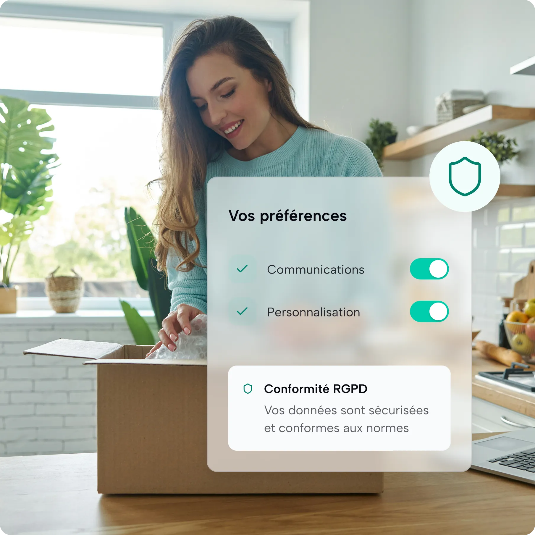 Femme souriante ouvrant une boîte en carton avec préférences activées en communication et personnalisation.