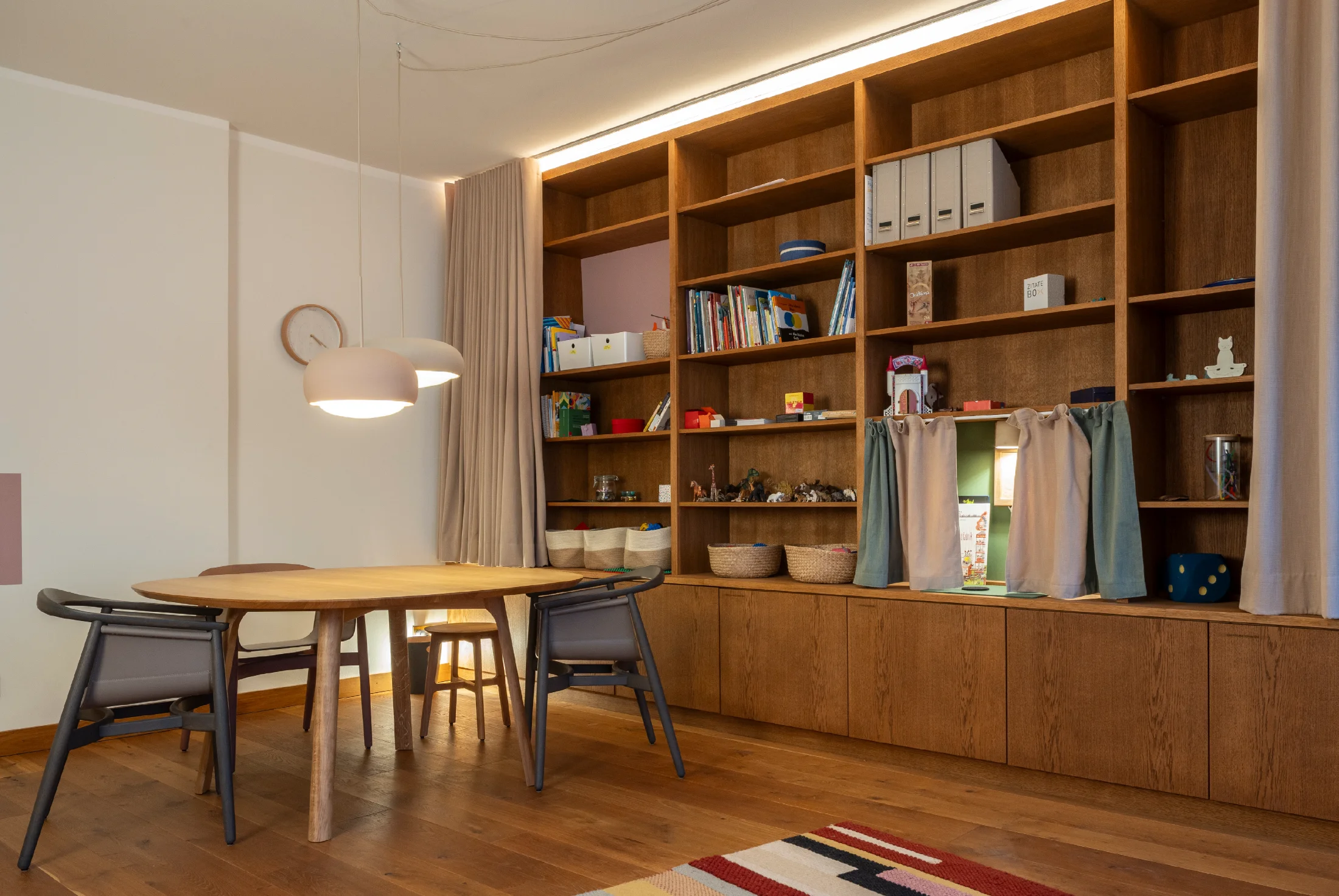 UNSER HAUS – Bilder der Praxis Livelli in der St.-Anna-Str. 2, 80538 München. Livelli – Praxis für psychische Gesundheit von Kindern und Jugendlichen. Fotograf: Peter Neusser