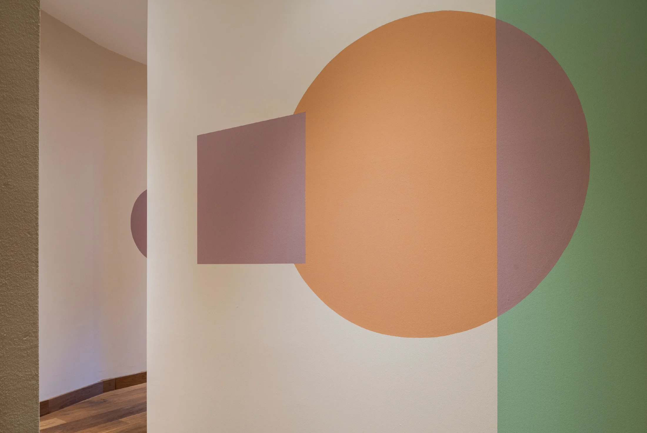 UNSER HAUS – Bilder der Praxis Livelli in der St.-Anna-Str. 2, 80538 München. Livelli – Praxis für psychische Gesundheit von Kindern und Jugendlichen. Fotograf: Peter Neusser