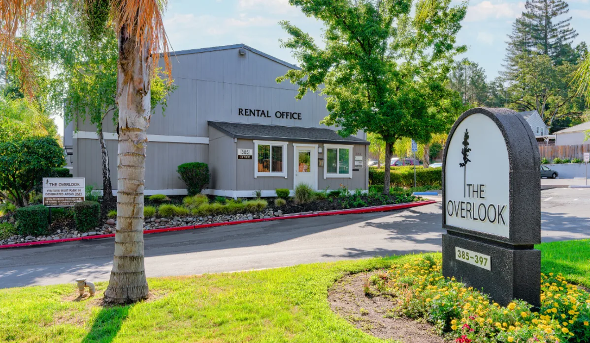 Front leasing office view from the outside