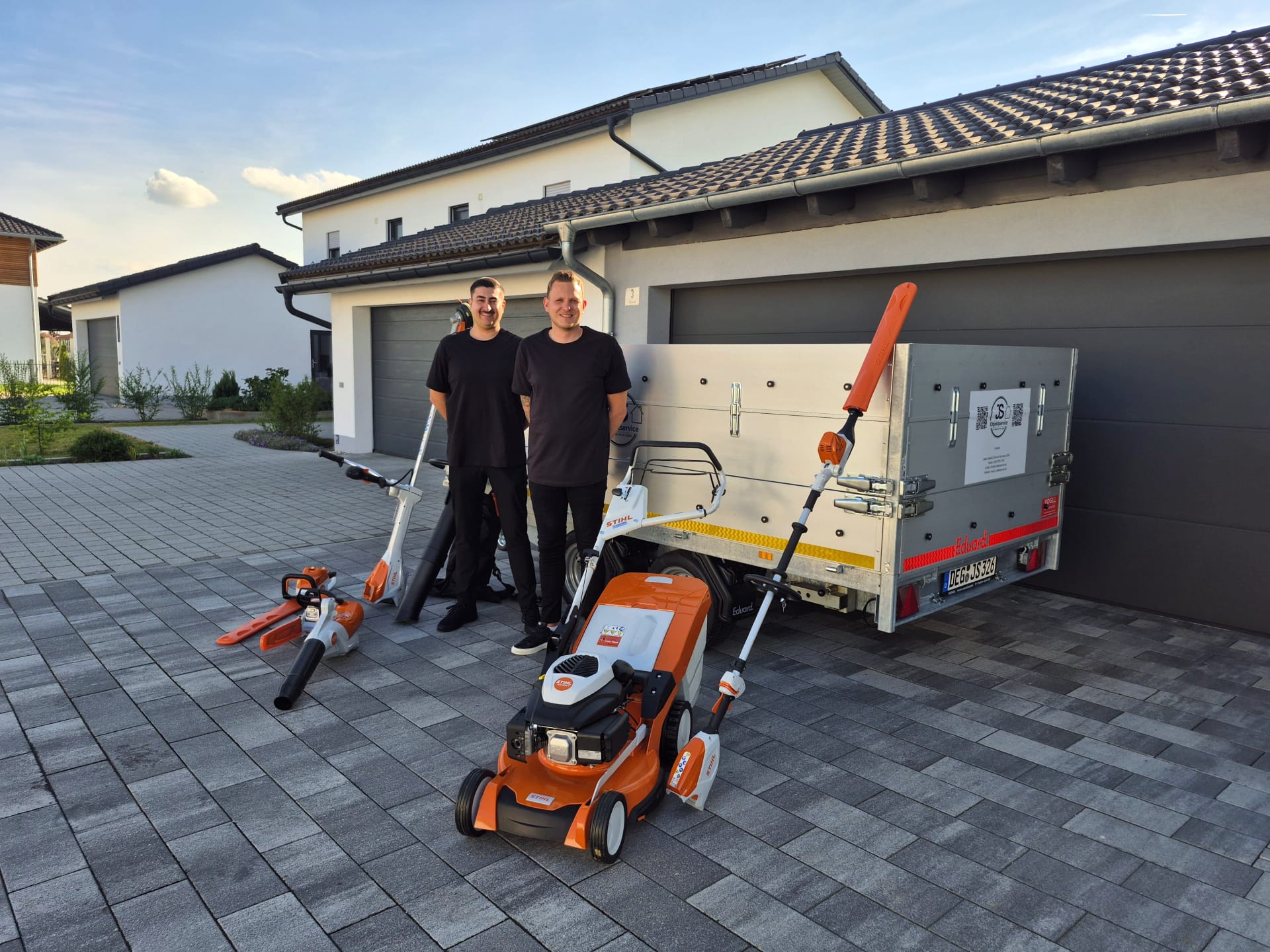 Bild der Inhaber Raj Kumar Sharma und Daniel Janik mit Ihren Geräten