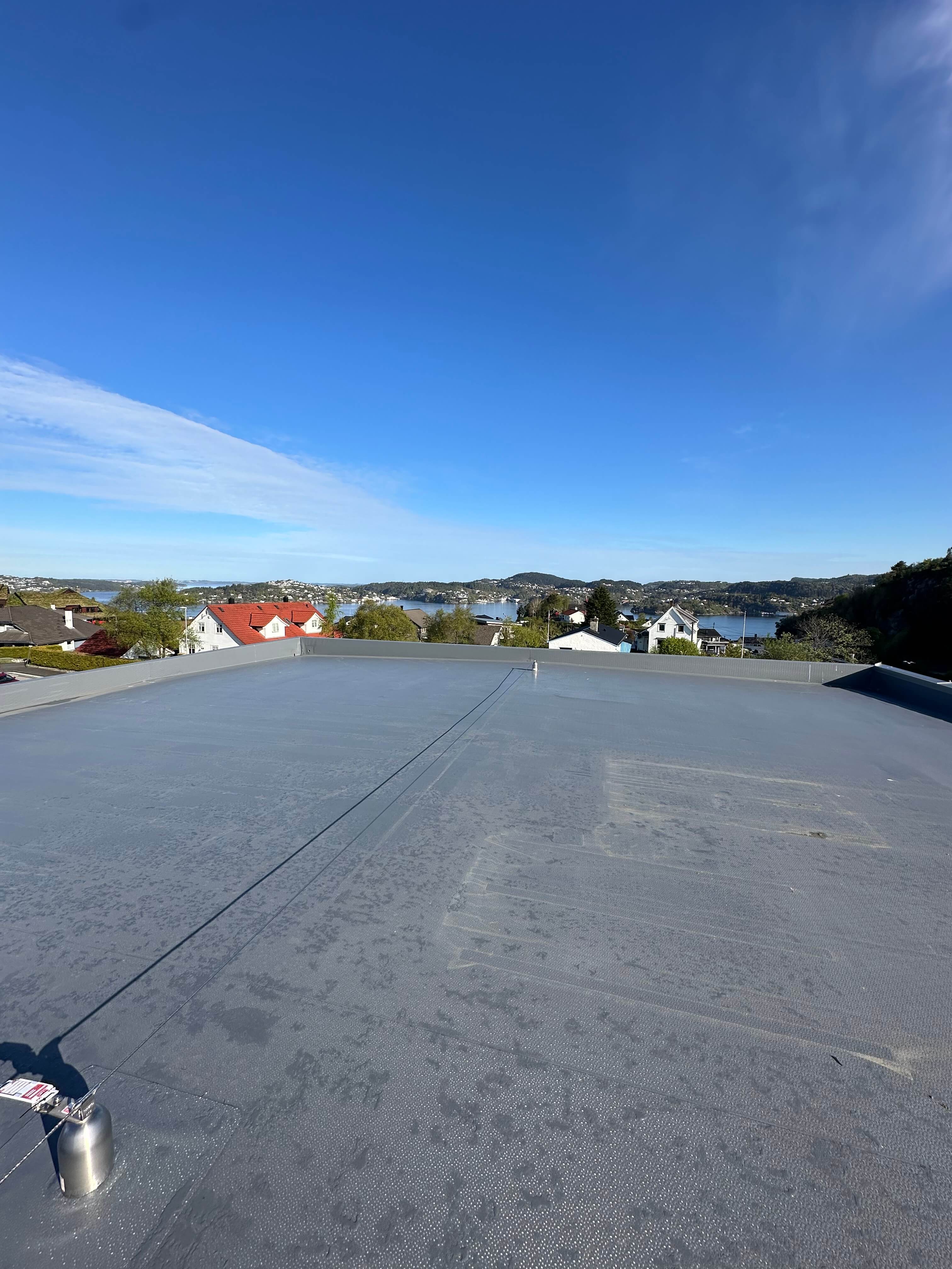 Flatt tak på næringsbygg i Bergen.
