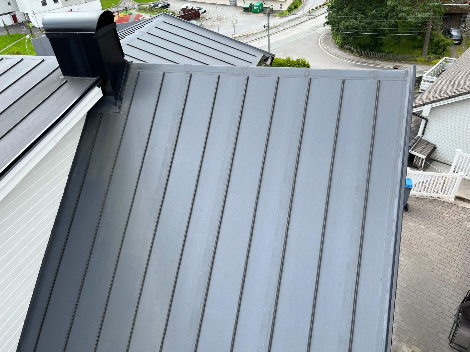 Detaljert arbeid av taktekking med presisjon på skråtak.