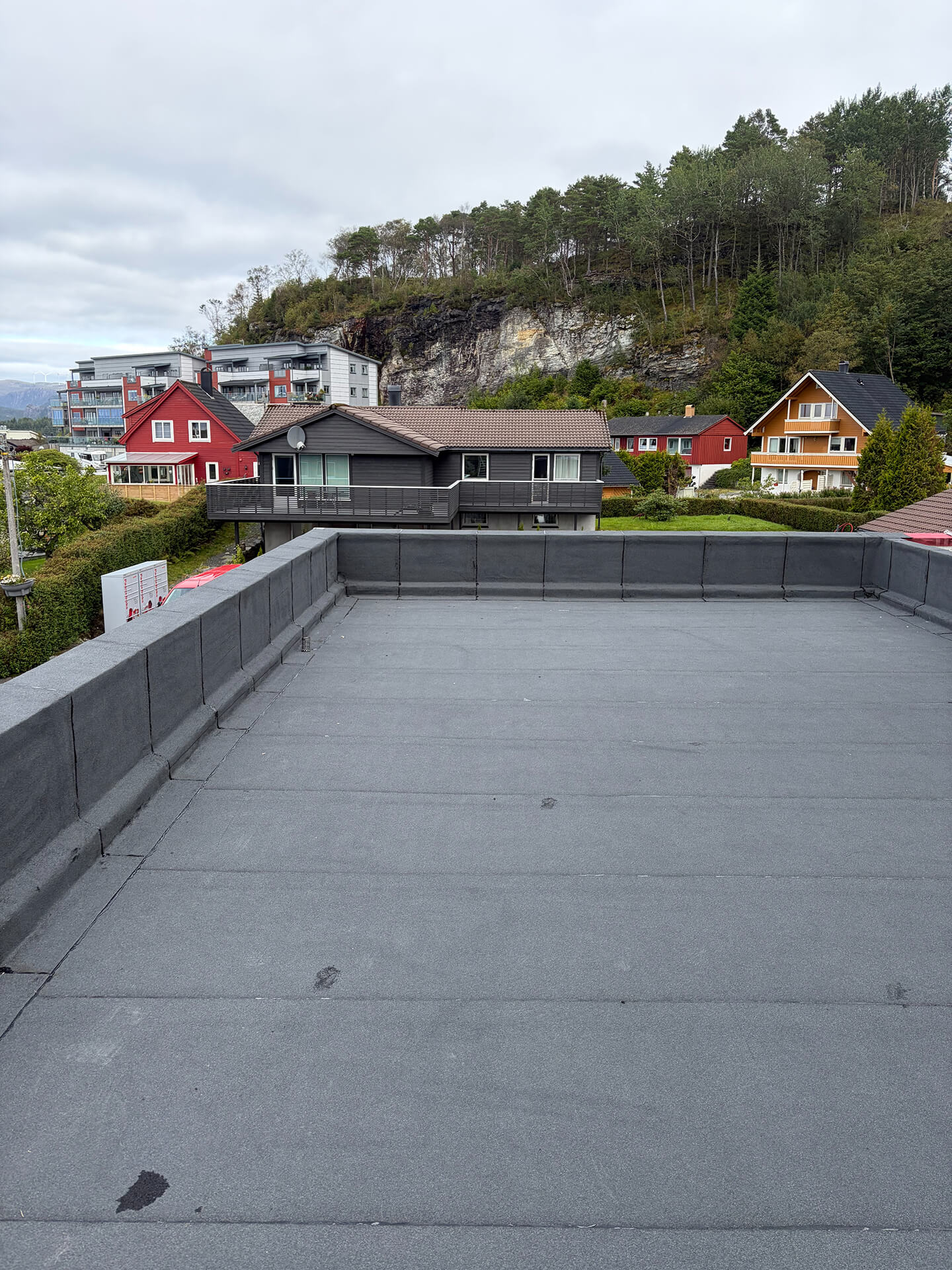 Detaljert arbeid av taktekking med presisjon på skråtak.