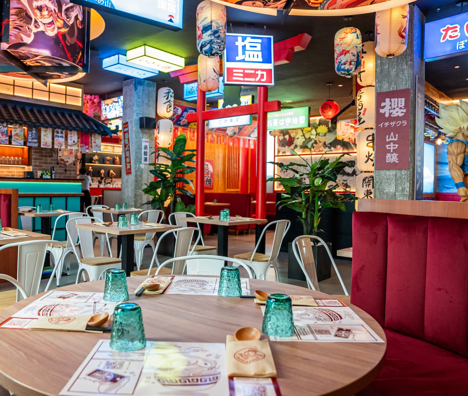 Sala dell'izakaya di Cassano Magnago con torii rosso, lanterne giapponesi e tavoli apparecchiati