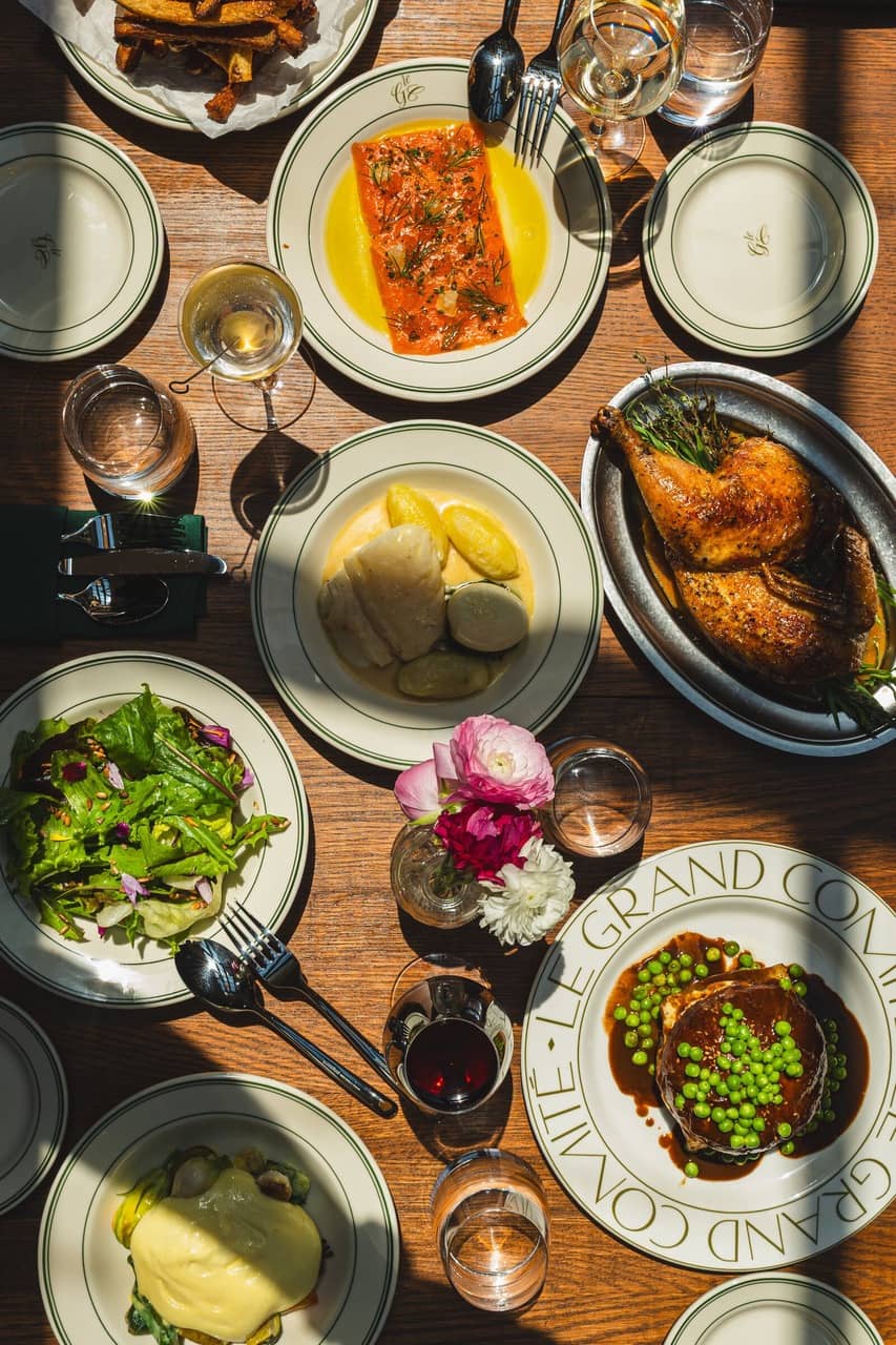 Grande table dressée de plats variés au bistrot Le Grand Comité, Montréal