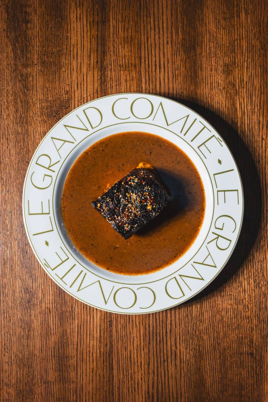 Steak frites et sa sauce au poivre du chef Rémi Lemieux mettant en valeur des ingrédients du Québec