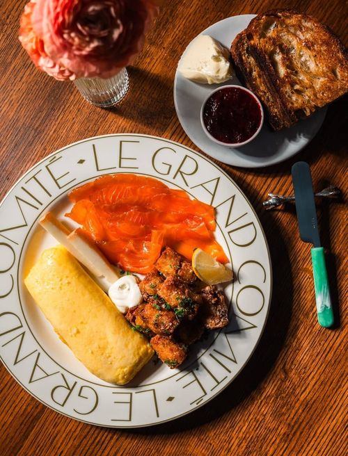 Assiette de brunch généreuse servie au Grand Comité