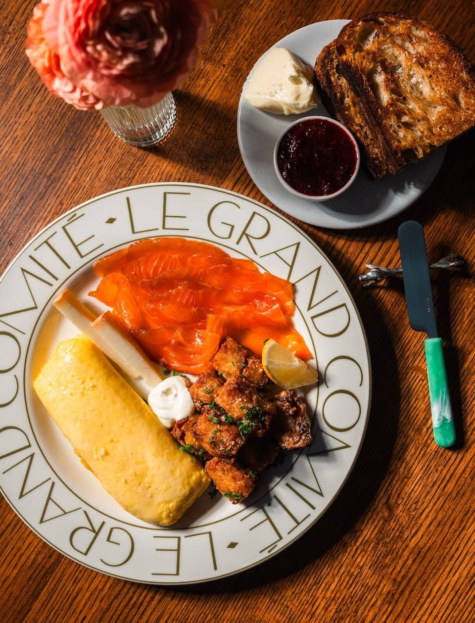 Assiette de brunch généreuse servie au Grand Comité