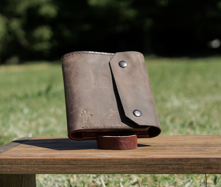This Bifold wallet can easily hold 5-8 cards in addition to cash and/or coins.