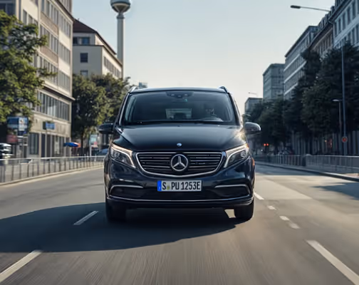 Schwarzer Mercedes-Van fährt in der Stadt auf einer mehrspurigen Straße.