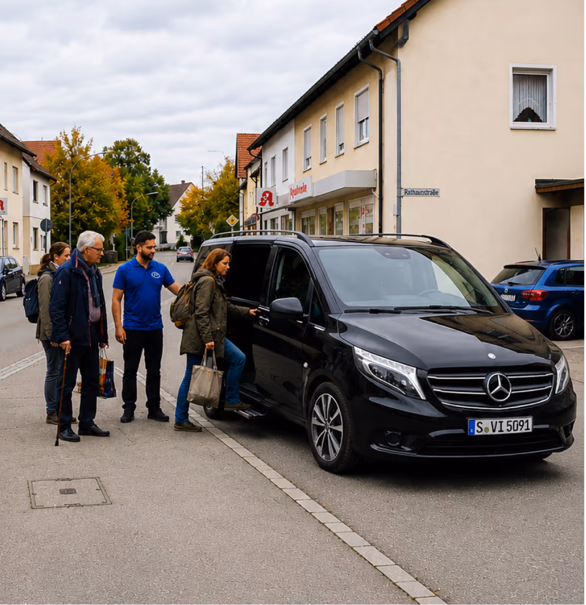 Menschen steigen in ein schwarzes Mercedes-Van auf einem Bürgersteig in einer Wohnstraße ein.