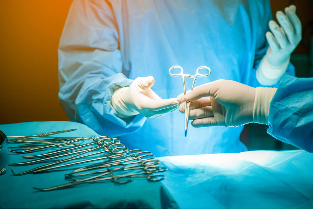 como é feita cirurgia da mão