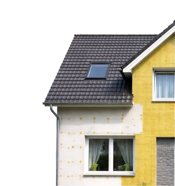 Halb renoviertes Haus mit einer hellgrauen Fassade mit Dämmpunkten und einer gelben Fassade, zwei Fenstern und einem grauen Ziegeldach mit Dachfenster.