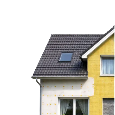 Teilansicht eines gelben Hauses mit grauem Dach und einer weißen Fassade, die renoviert wird.
