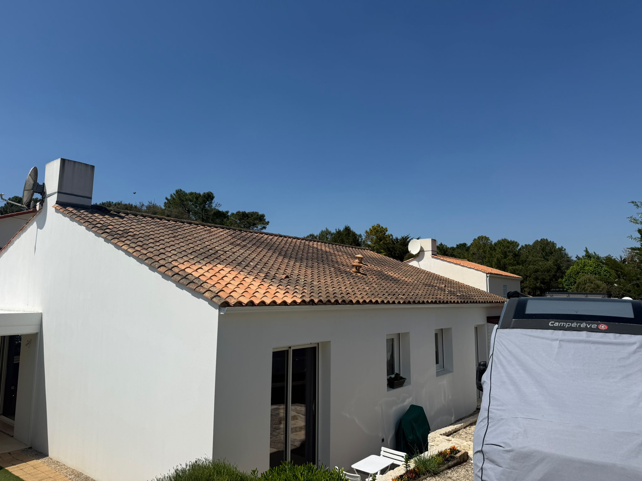 Avant nettoyage de toiture à Saint-Jean-de-Monts
