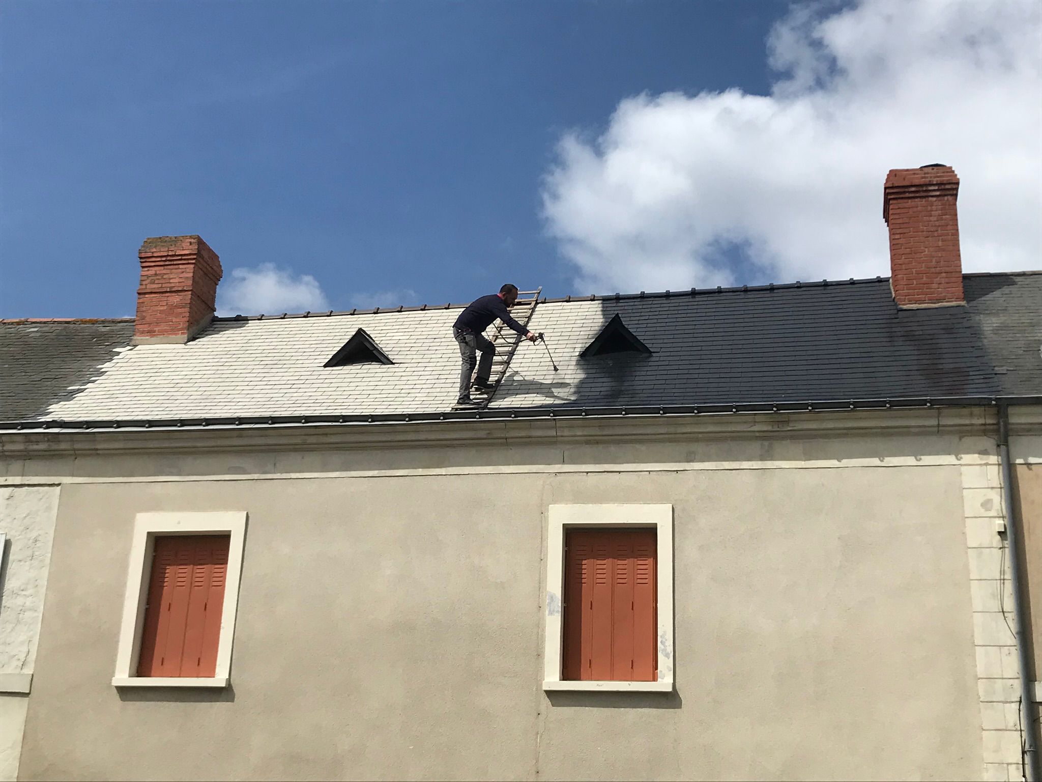 Toiture nettoyée après traitement hydrofuge à Metz