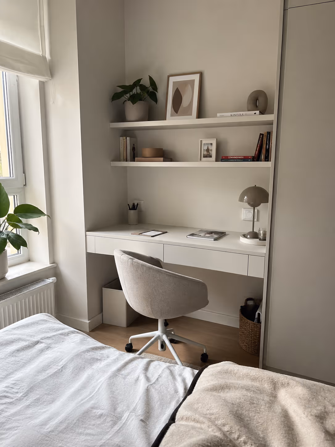 Home office w sypialni na wymiar Wrocław — wiszące biurko, półki LDSP, kompaktowe