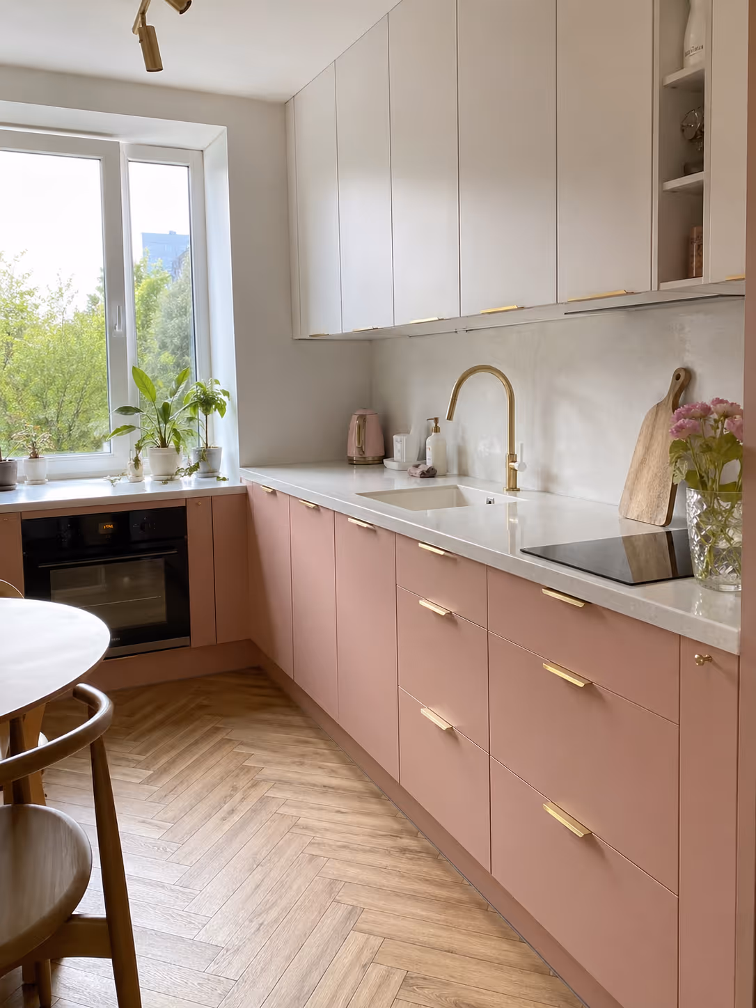 Kuchnia różowa pastelowa na wymiar Wrocław — blush pink mat, złote uchwyty, trend 2025